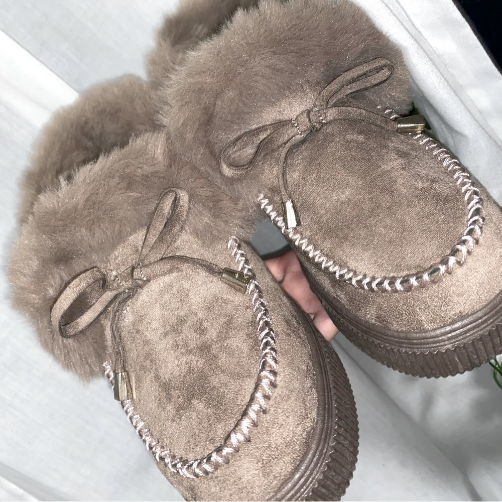 Cute fuzzy trim shoes w/ bow